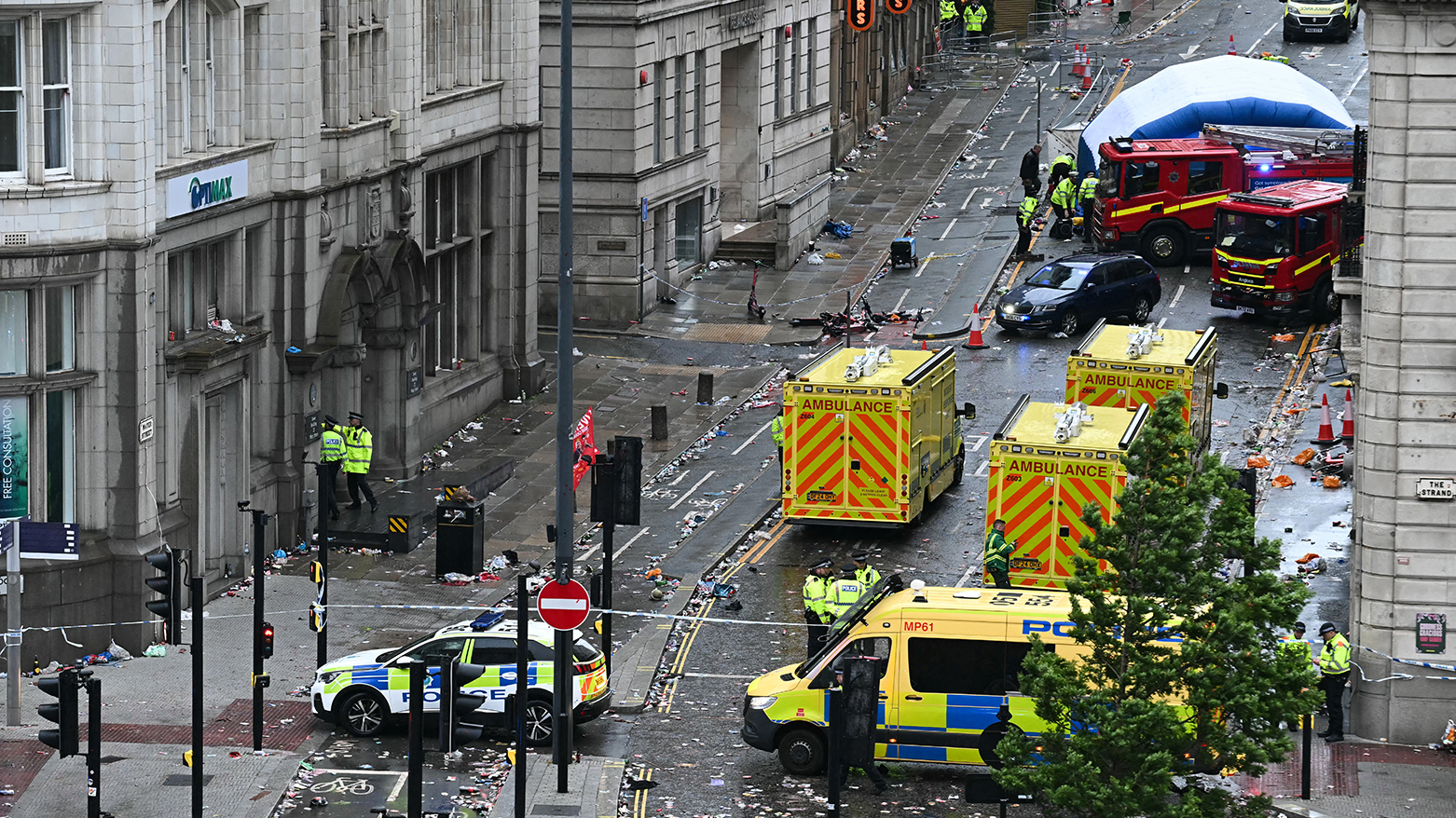 سيارة تصدم حشداً خلال احتفالات فوز نادي ليفربول بالدوري في المدينة