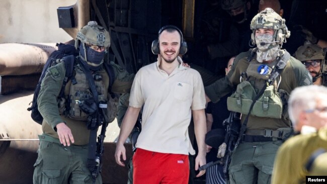 Rescued Hamas hostage Andrei Kozlov is escorted by Israeli forces in Ramat Gan, Israel, June 8, 2024. (Photo: VOA)