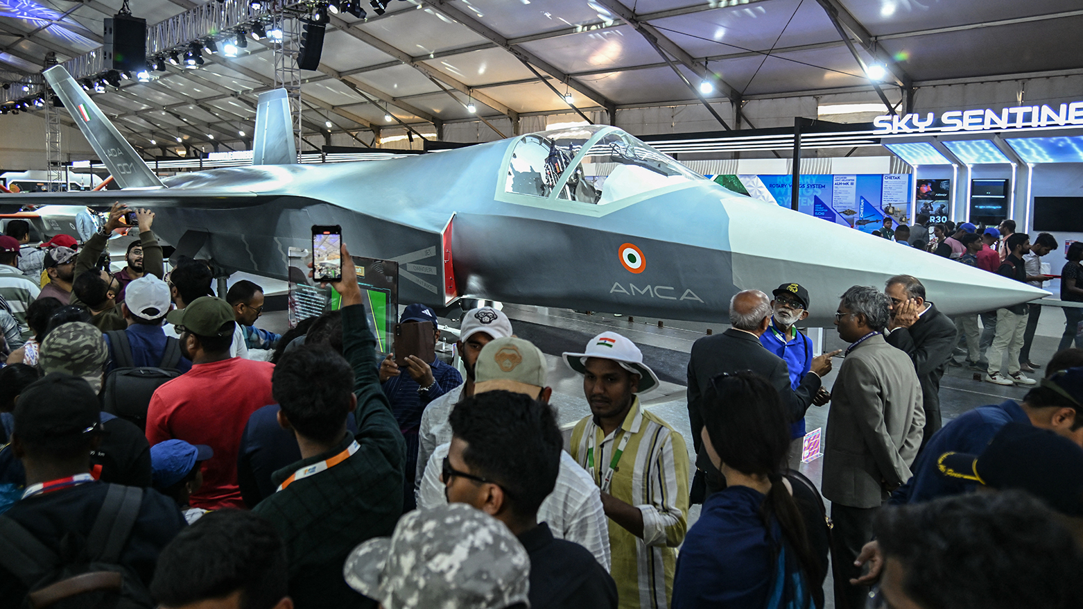 الهند توافق على تطوير نموذج لطائرة مقاتلة