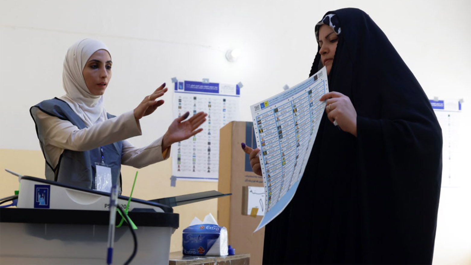 An Iraqi voter casting her vote in a polling station. (Photo: Iraqi Media)