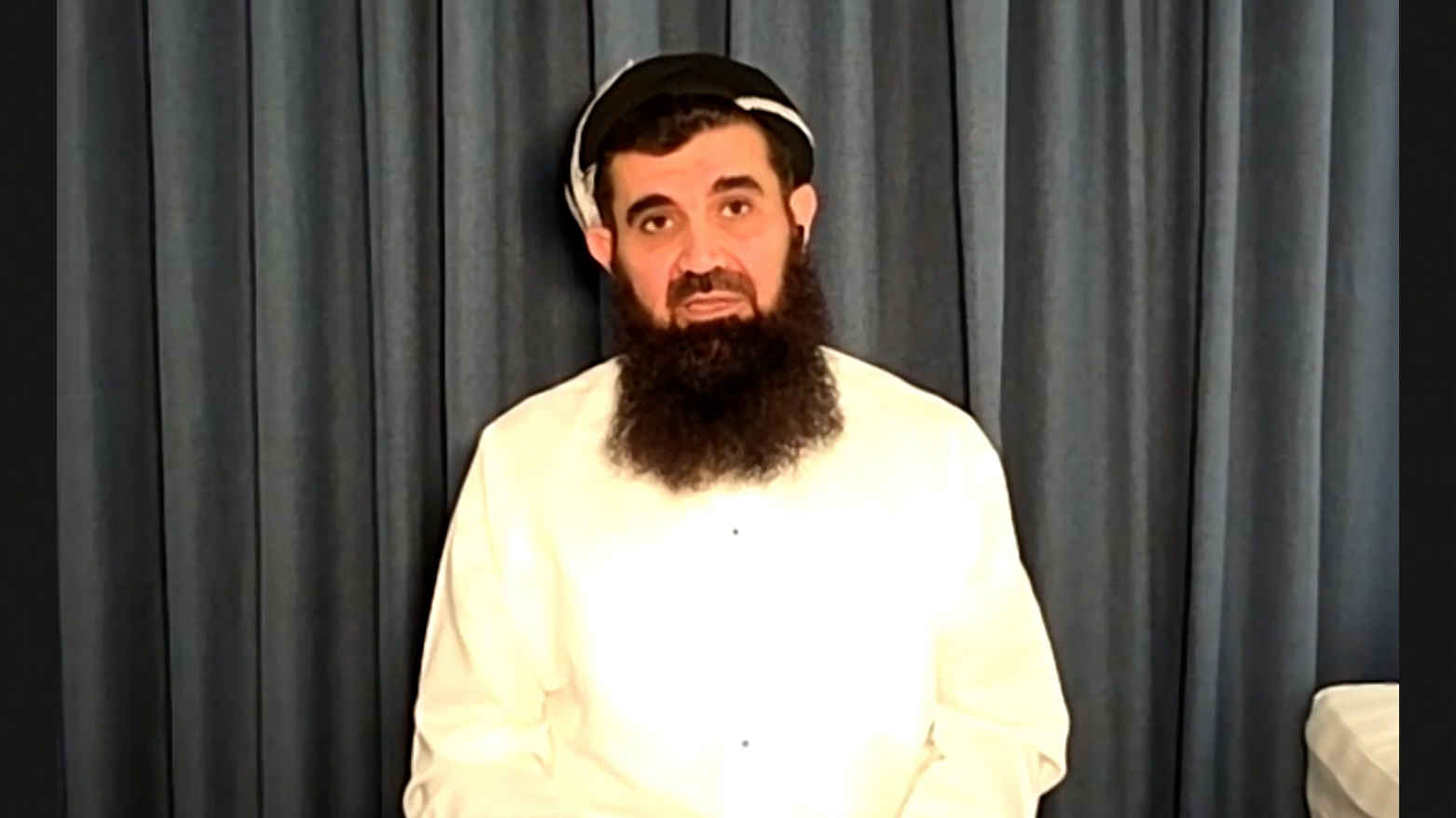 عەبدوللەتیف ئەحمەد: با تەیف سامی لە بری چوونە حەج، مووچەی خەڵک بدات