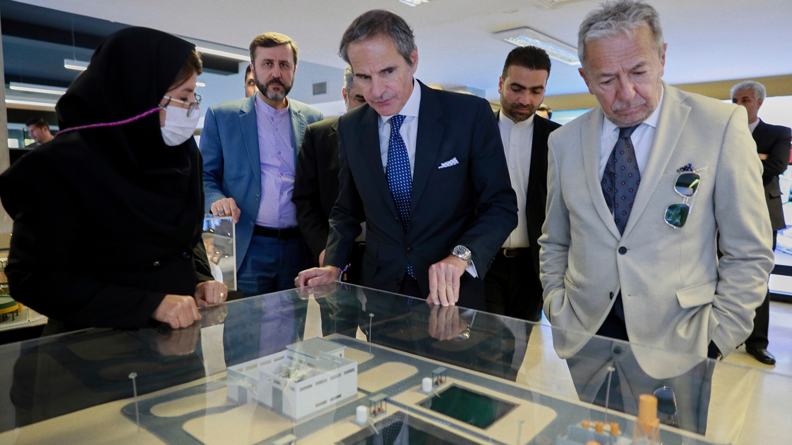 IAEA chief Rafael Grossi visits Iran’s nuclear exhibition in Tehran, Apr. 17, 2025. (Photo: AP)
