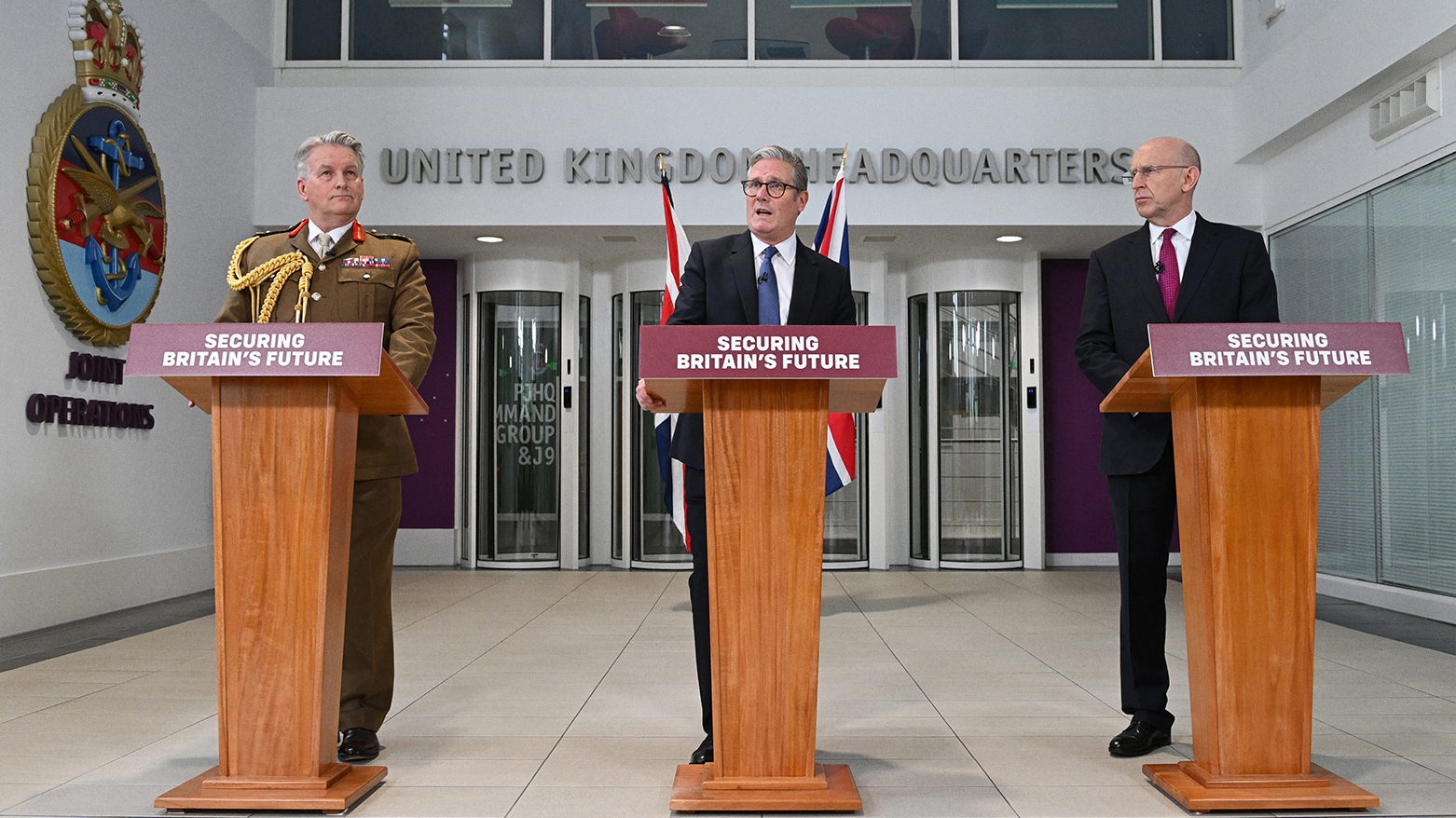 UK PM Starmer (C) announces Chagos Islands deal at London military HQ, May 22, 2025. (Photo: AFP)