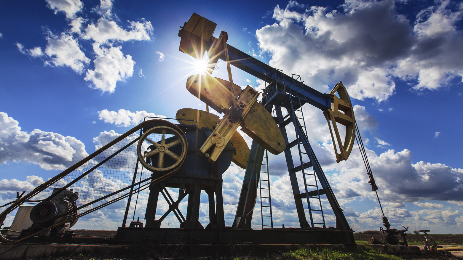 أسعار النفط تسجل ارتفاعاً بسبب التوترات الجيوسياسية