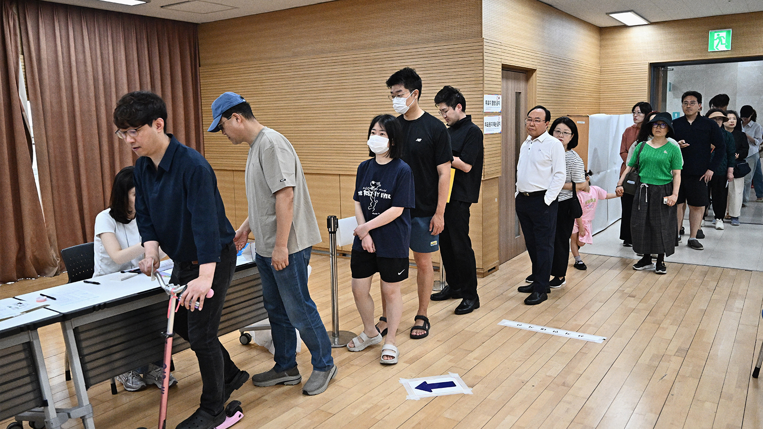 People queue to vote at a polling station during the presidential election in Seoul on June 3, 2025. (Photo: AFP)