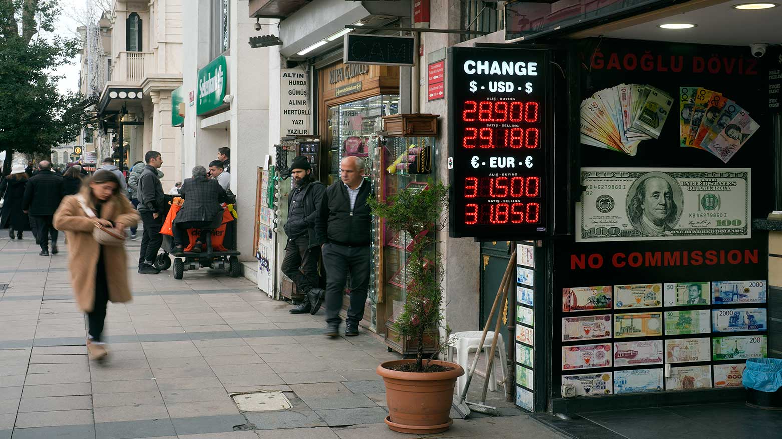 People walk next to an exchange currency shop in Istanbul, Turkey, Dec. 21, 2023. (Photo: AP)