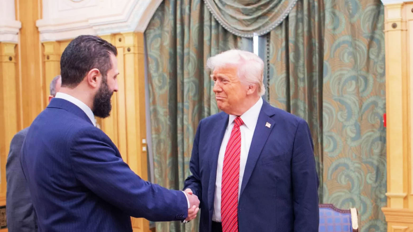 من لقاء الرئيسين، الأميركي دونالد ترامب والسوري أحمد الشرع في السعودية
