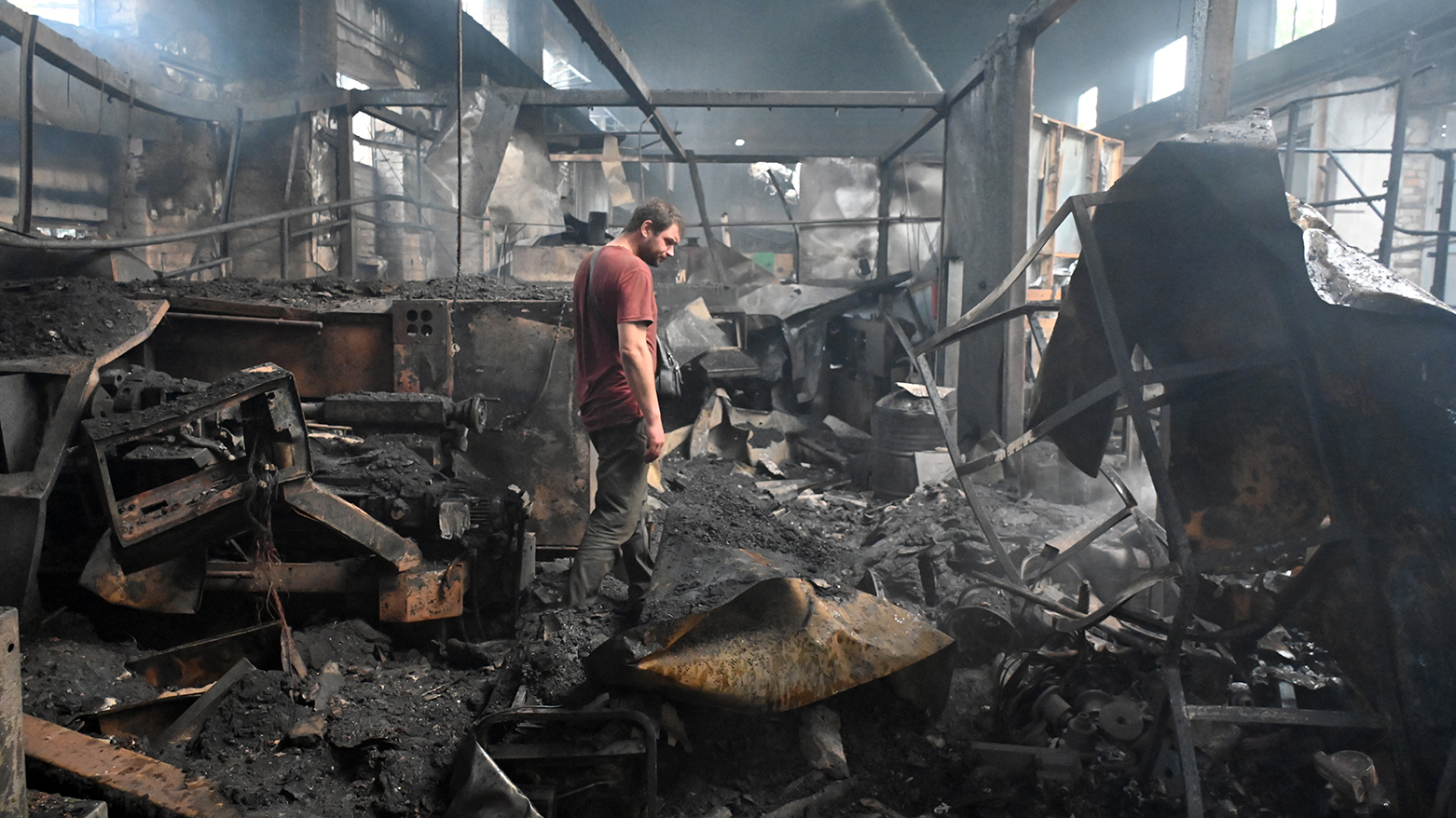 رجل يقف في مبنى متضرر إثر غارة جوية في خاركوف، 4 يونيو/حزيران 2025