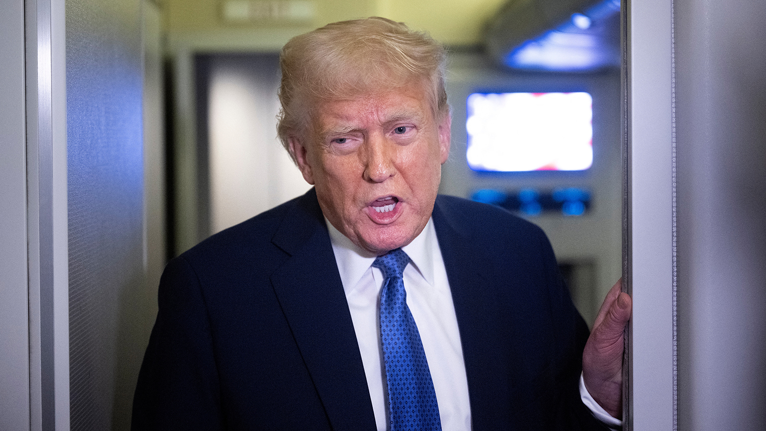 Trump'tan 12 ülkenin vatandaşlarına ABD'ye giriş yasağı