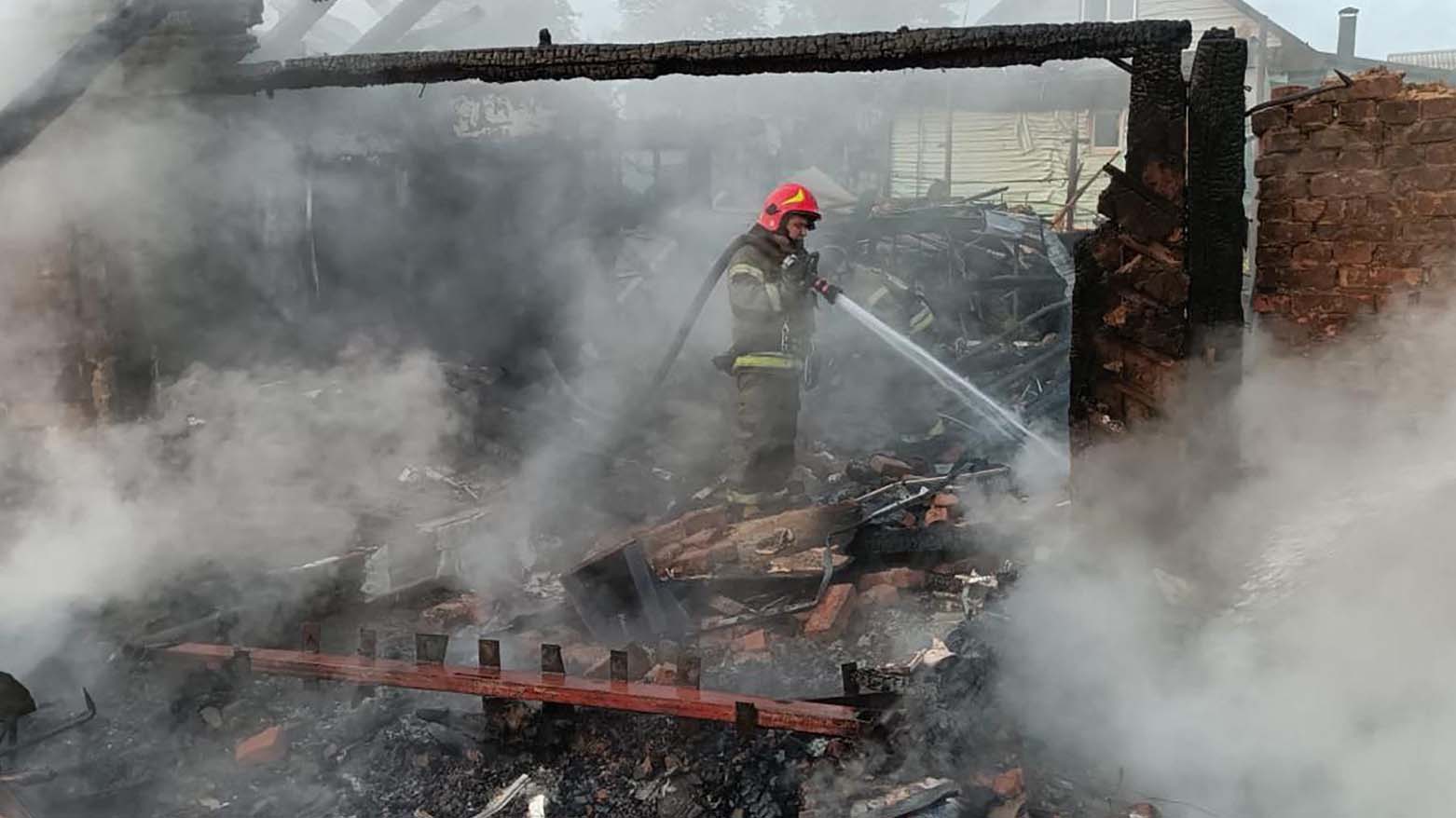 یک امدادگر در حال خاموش کردن آتش پس از حمله پهپادی روسیه به پریلوکی – عکس: خبرگزاری فرانسه