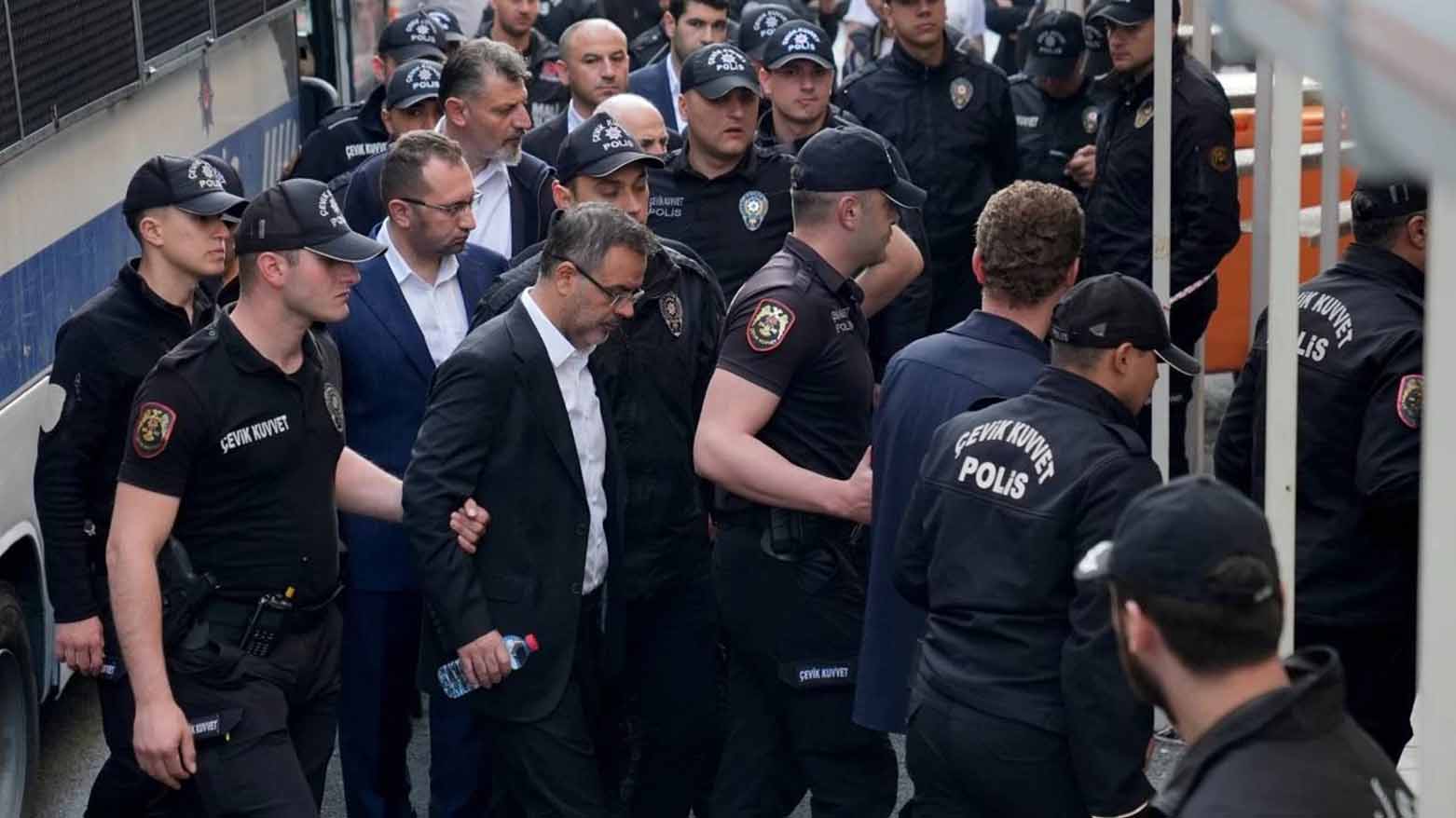 Wezareta Navxwe 5 şaredarên din ên CHPê ji kar dûr xistin