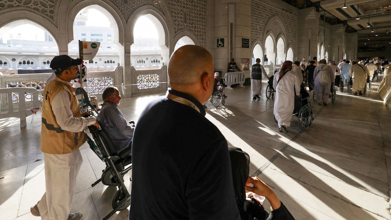 مسلمون يتجهون إلى الكعبة في المسجد الحرام لأداء صلاة الفجر في أول أيام عيد الأضحى (فرانس برس)
