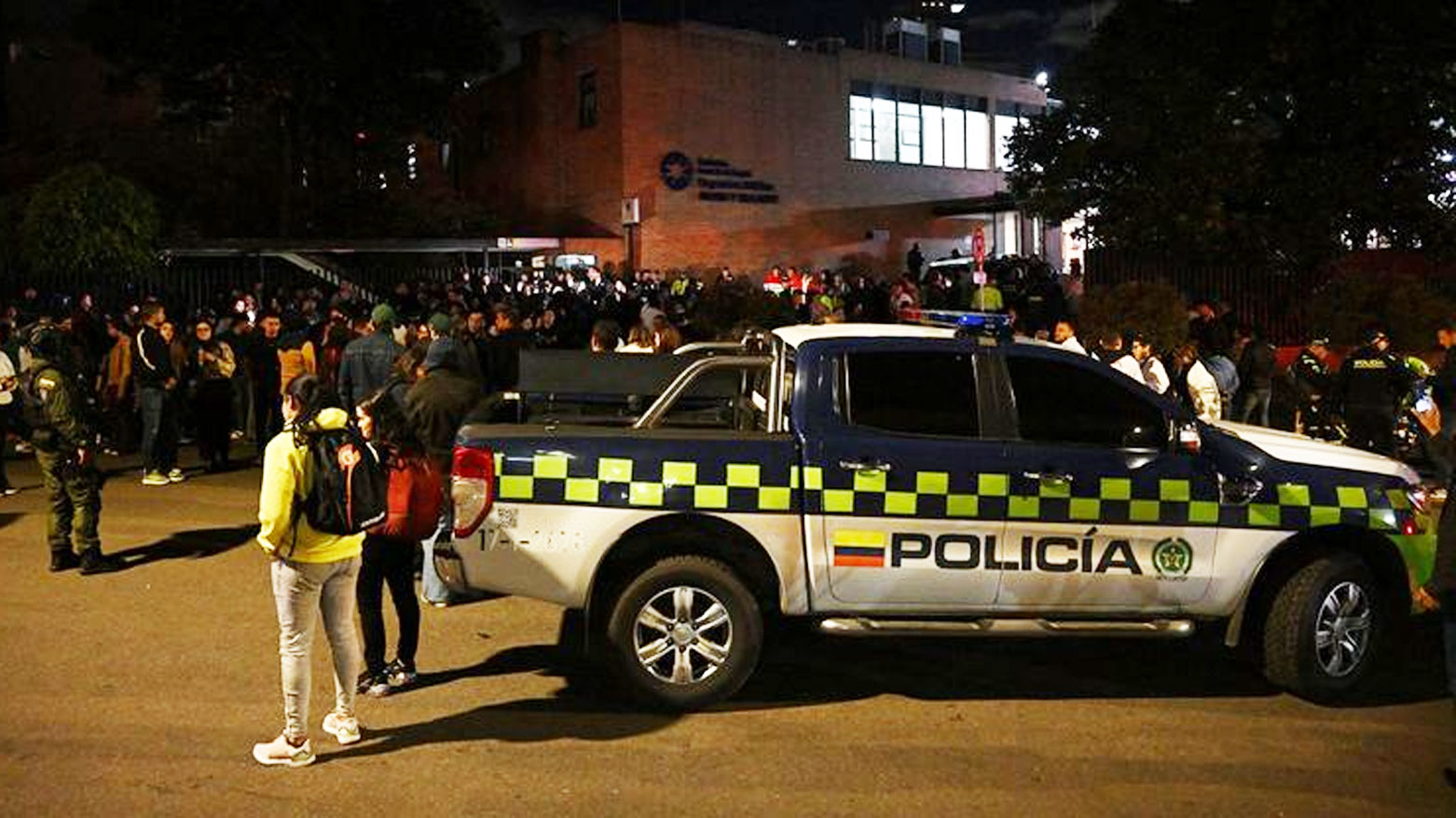 سيارة للشرطة الكولومبية متوقفة في مكان الحادث (فرانس برس)