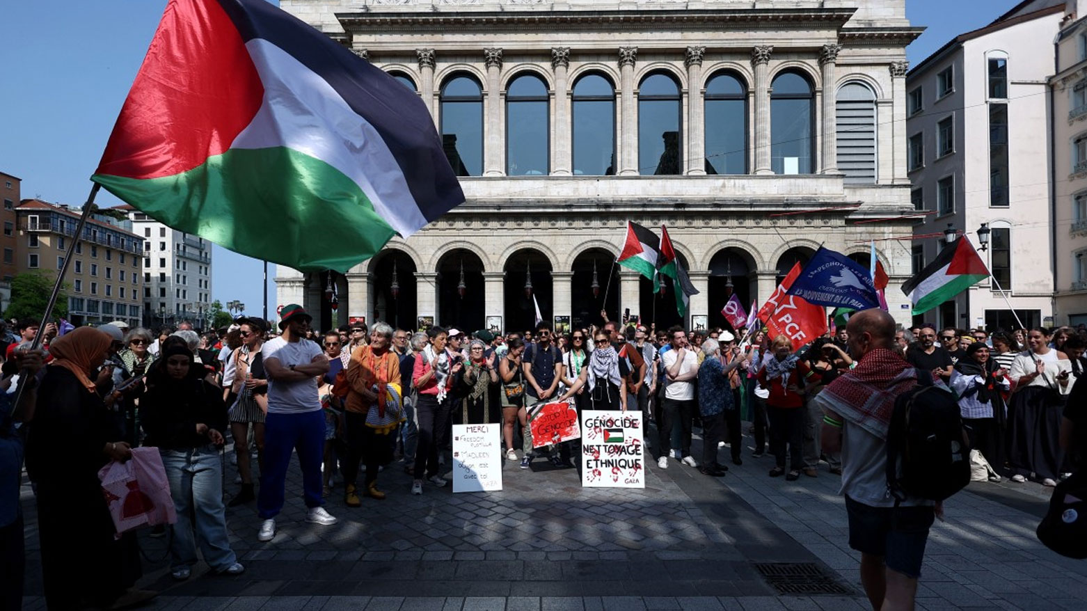 مظاهرة في فرنسا دعماً للناشطين على متن قارب مساعدات إلى غزة أوقفته القوات الإسرائيلية (فرانس برس)