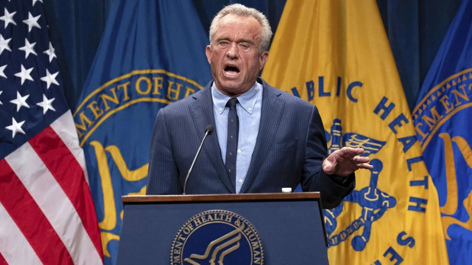وزير الصحة الأميركي يقيل جميع أعضاء لجنة استشارية معنية باللقاحات