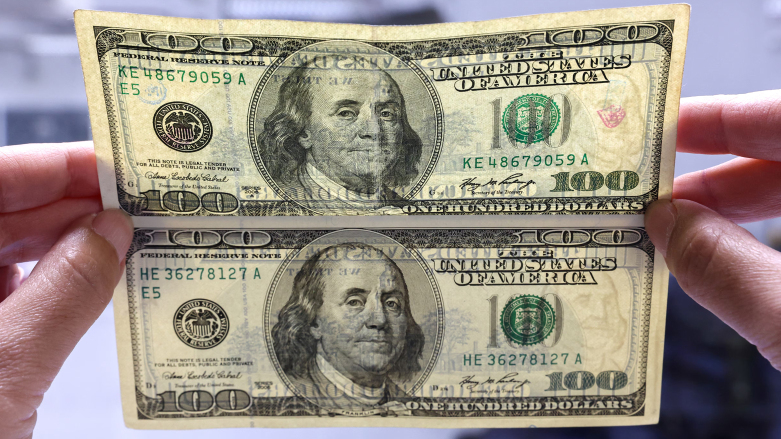 الدولار في أدنى مستوى له منذ أكثر من ثلاثة أعوام بعد تهديدات ترامب