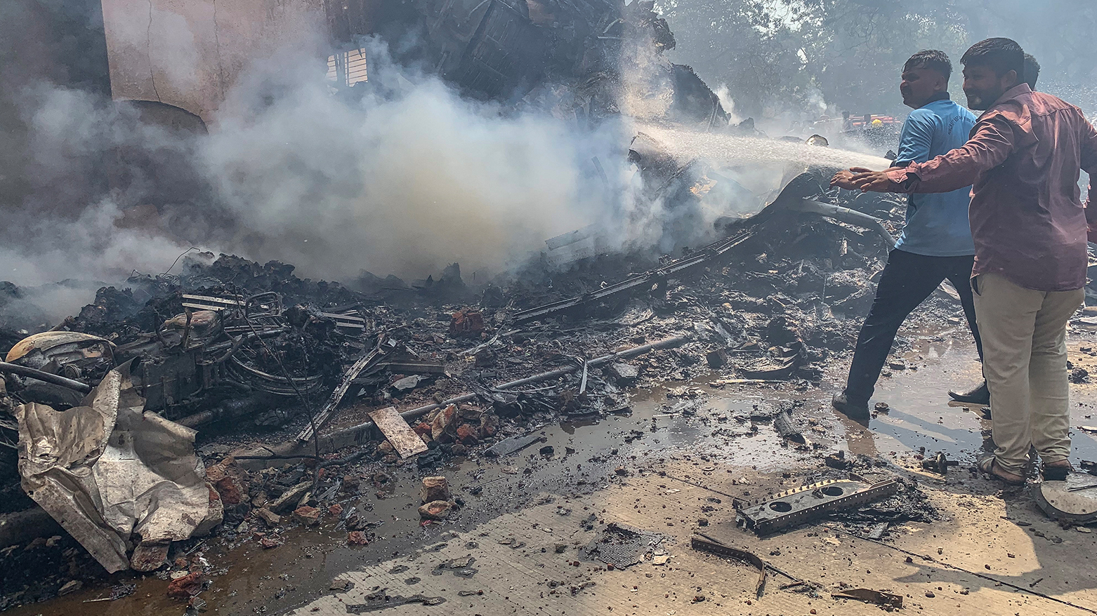 260 قتيلاً على الأقل وناجٍ وحيد بين الركاب في تحطم طائرة في الهند