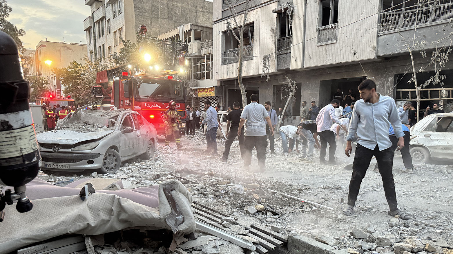 محصلة.. هجوم إسرائيلي على إيران يشمل نطنز ويودي بقادة عسكريين وطهران تعتبره "إعلان حرب"