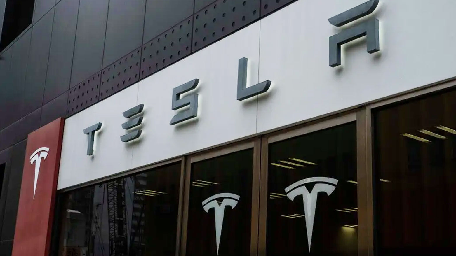 صندوق التقاعد السويدي يدرج شركة تيسلا على قائمته السوداء