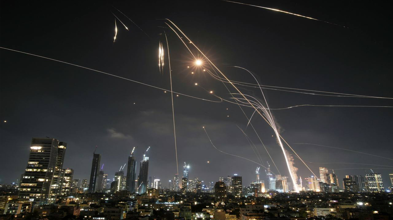 The photo shows the Iranian missiles striking Tel Aviv. (Photo: Clash Report)