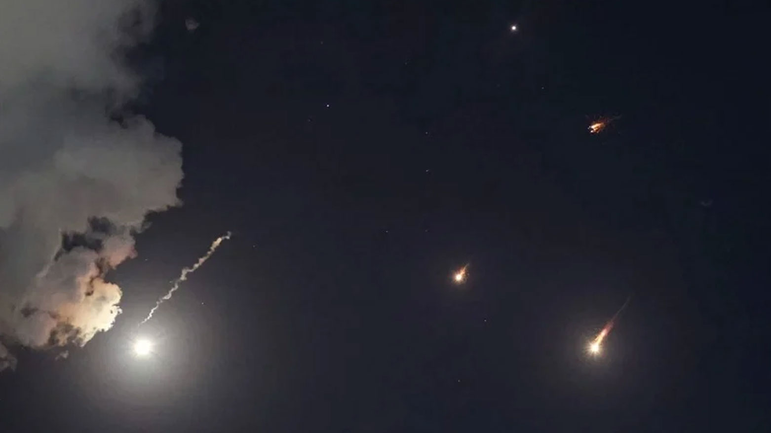 إيران تطلق مئات الصواريخ الباليستية باتجاه إسرائيل