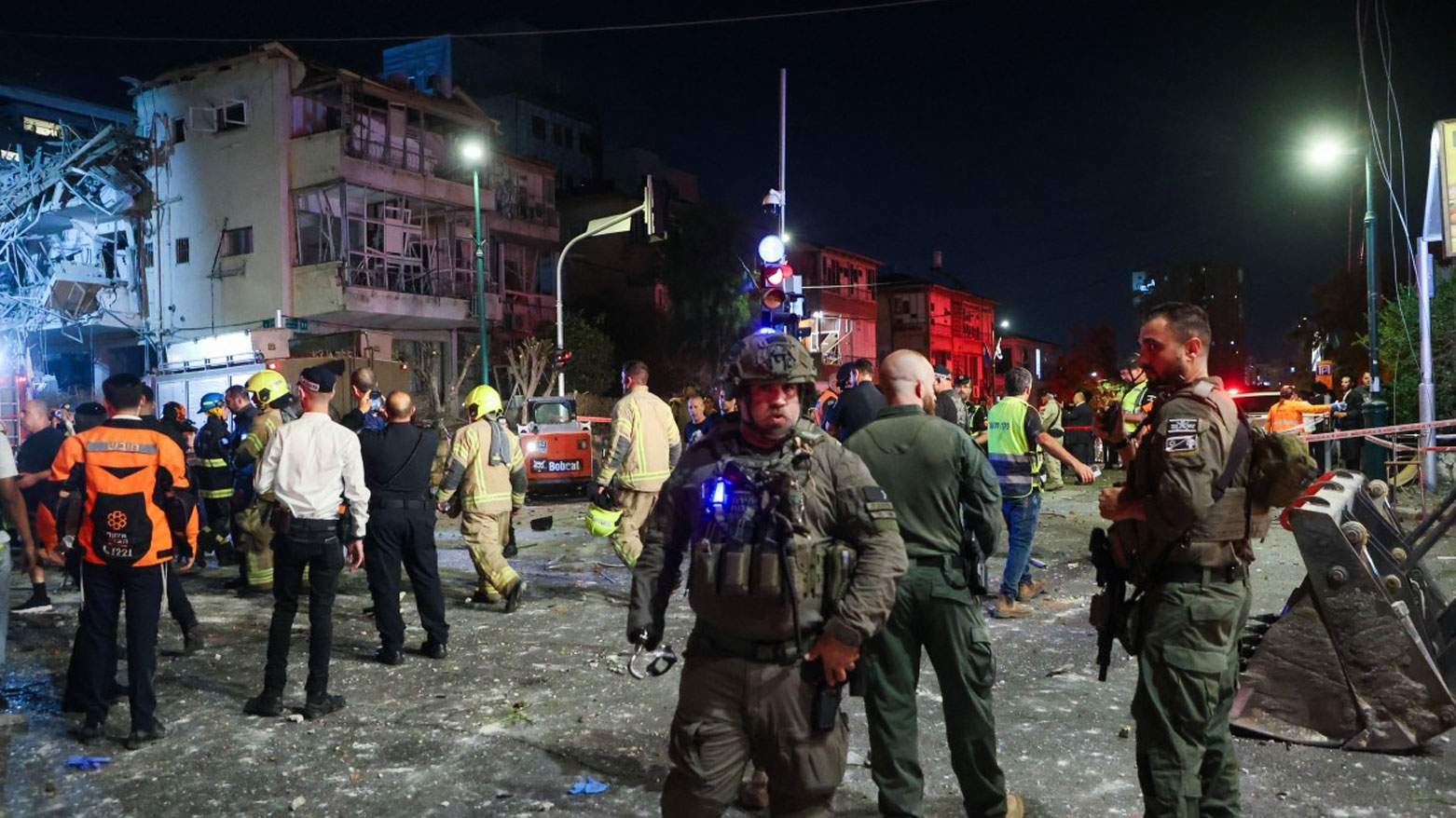 أحد الموقع في رامات جان على مشارف تل أبيب أصيب بصاروخ أُطلق من إيران (فرانس برس)