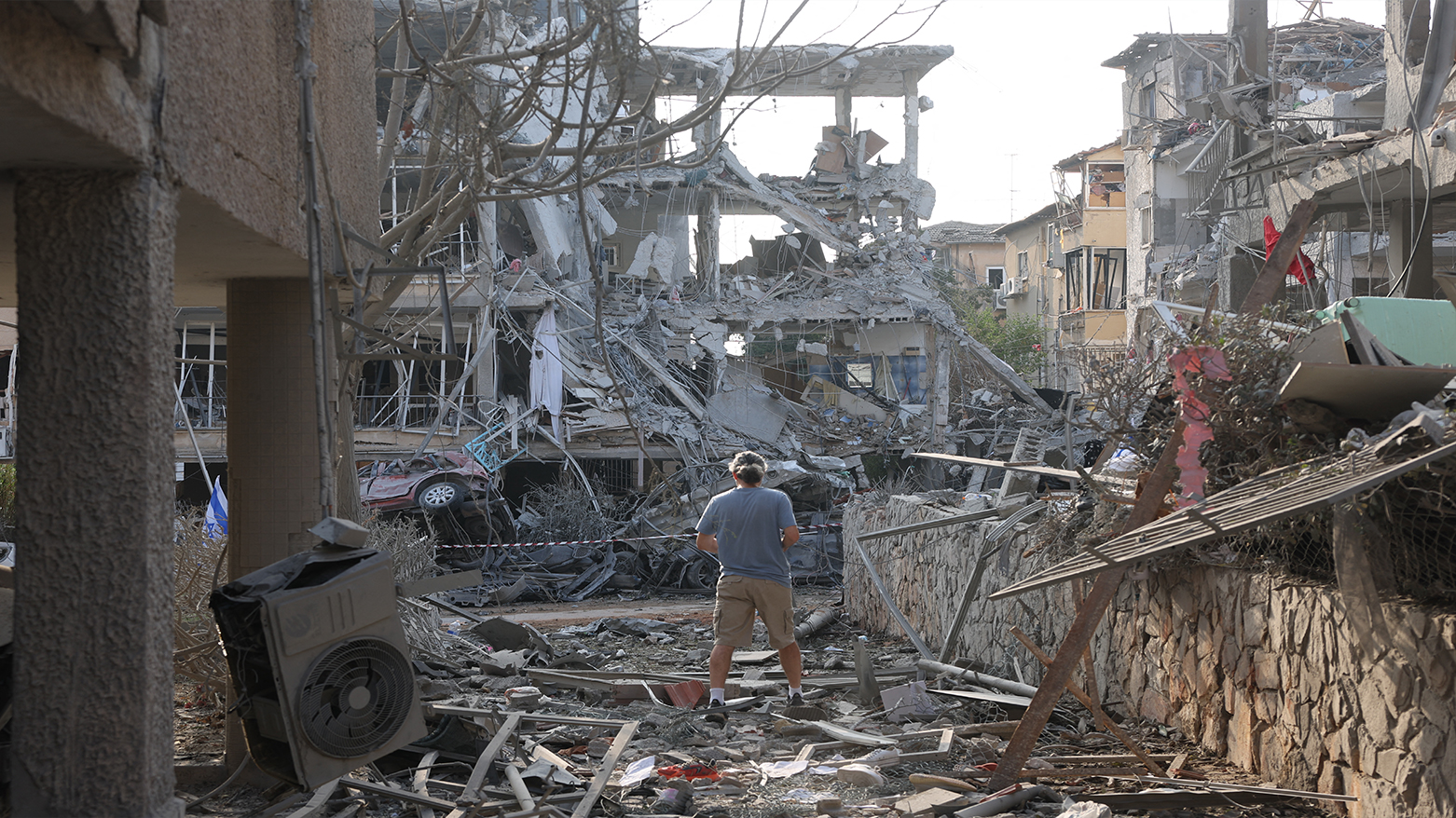 A personlooks on amid damaged buildings and vehicles in the Israeli city of Ramat Gan near Tel Aviv on June 14, 2025, (Photo: AFP)