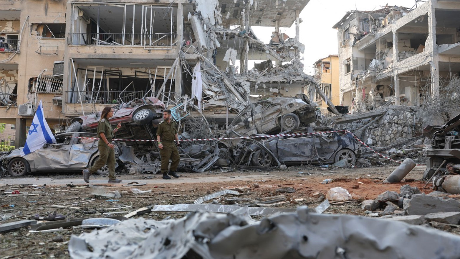 جنديان يتفقدان موقعاً أصيب بصاروخ أُطلق من إيران في مدينة رامات جان قرب تل أبيب (فرانس برس)