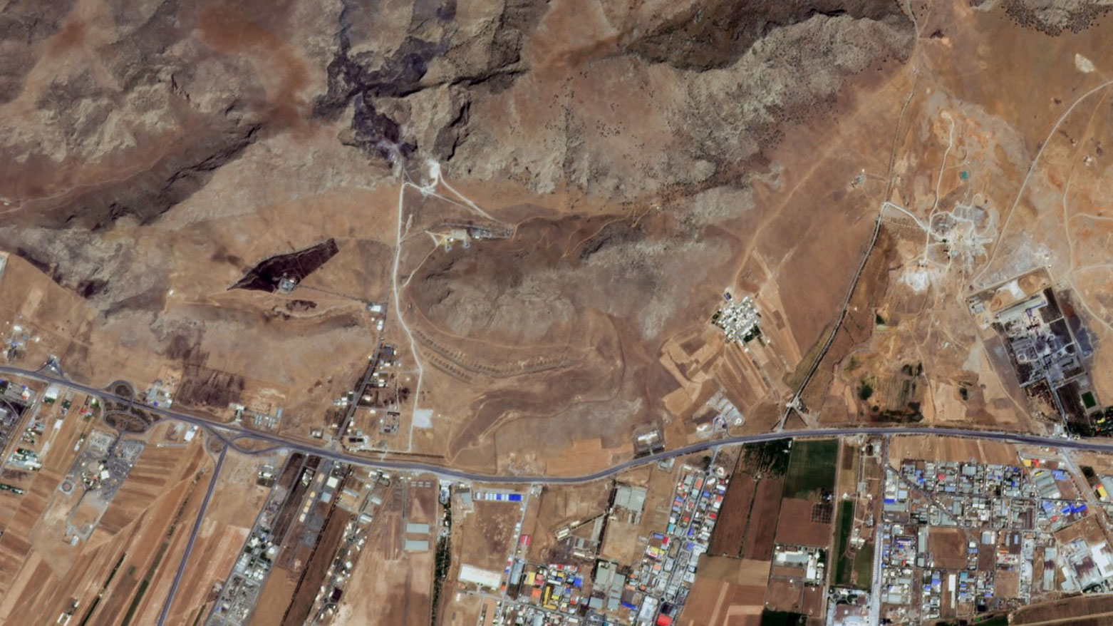 قاعدة صواريخ كرمانشاه، إيران، في ١٣ يونيو ٢٠٢٥، بعد غارات إسرائيلية (فرانس برس)