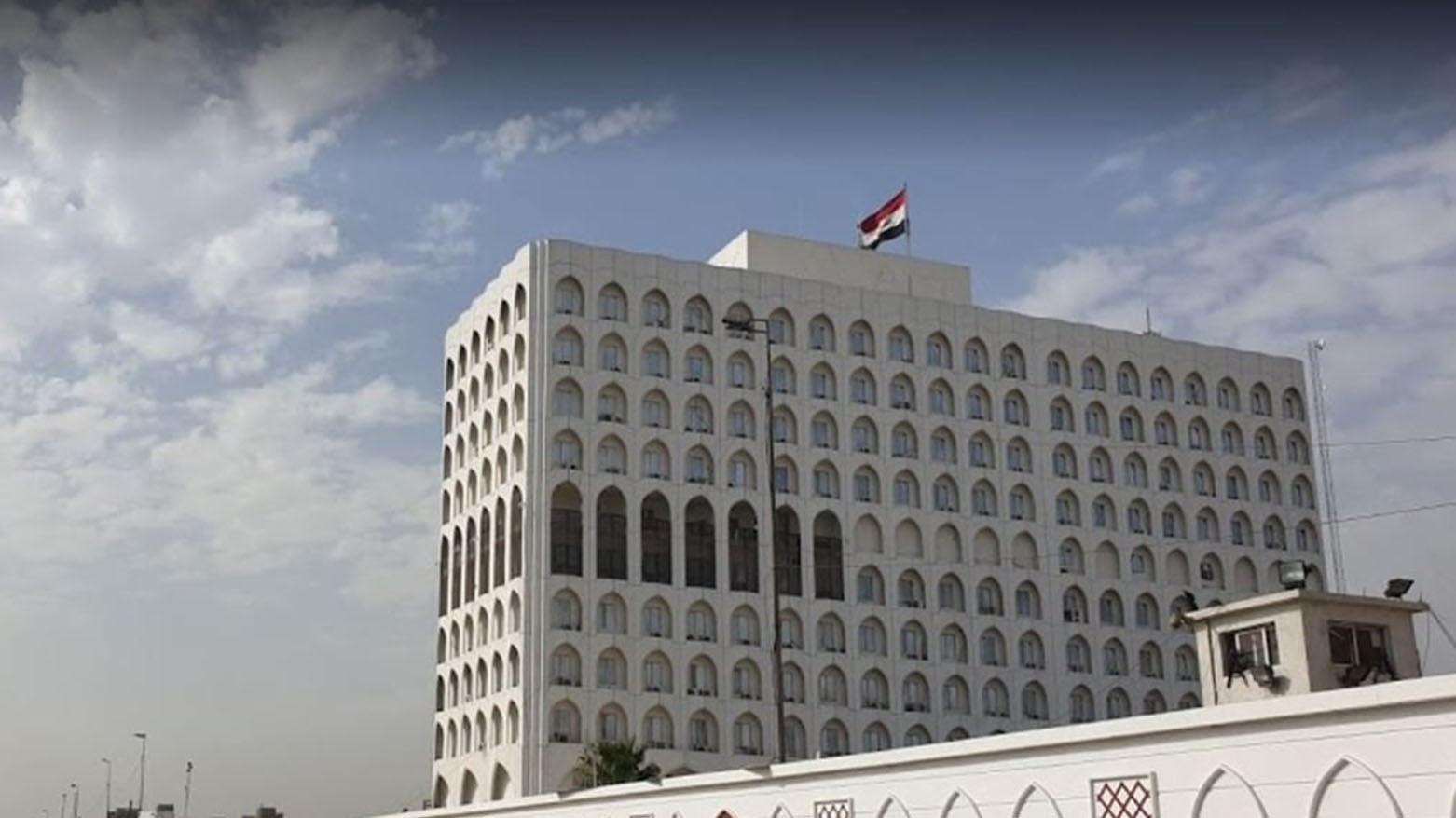 الخارجية العراقية: نواصل جهودنا لإجلاء العراقيين العالقين في المطارات ودول الجوار