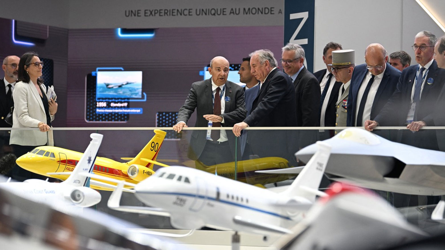 رئيس الوزراء الفرنسي يزور جناح شركة صناعة الطائرات الفرنسية داسو (فرانس برس)