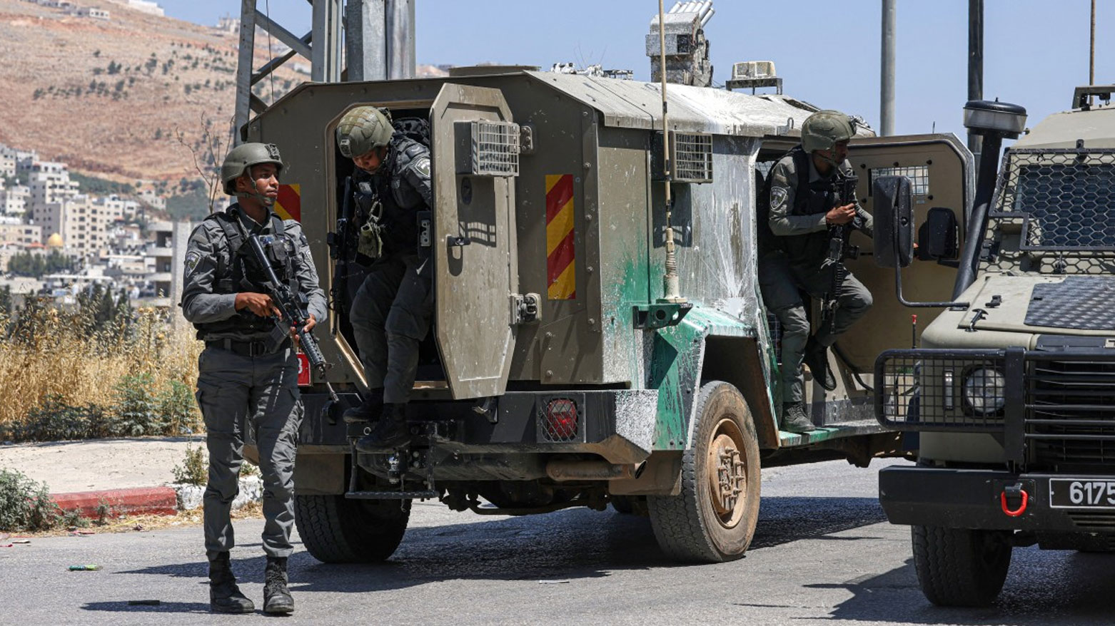 شرطة الحدود الإسرائيلية تقف على نقطة تفتيش في مخيم عسكر للاجئين الفلسطينيين في الضفة الغربية (فرانس برس)