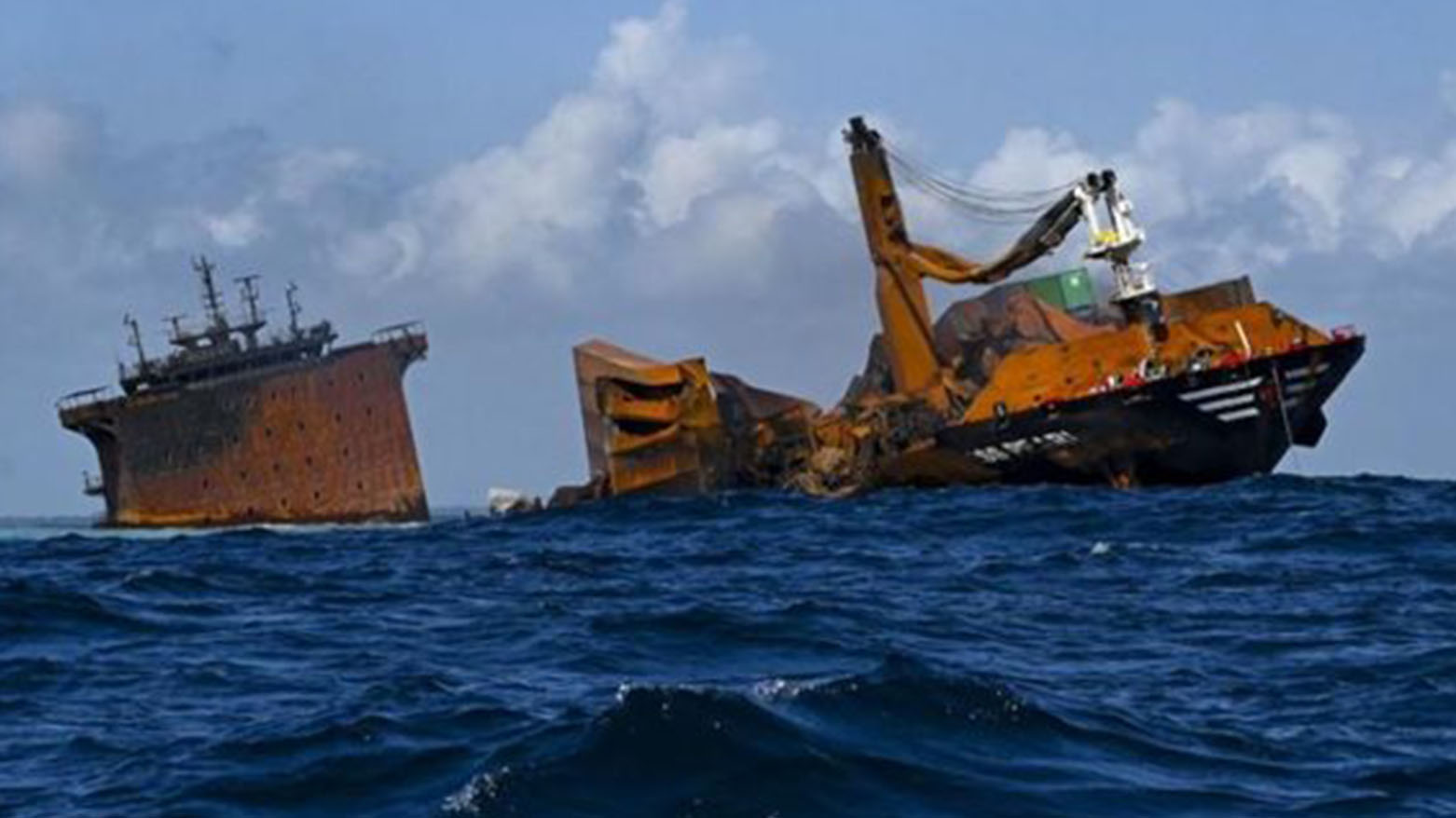 الإمارات تعلن إجلاء 24 شخصا من ناقلة نفط إثر تصادم في بحر عُمان