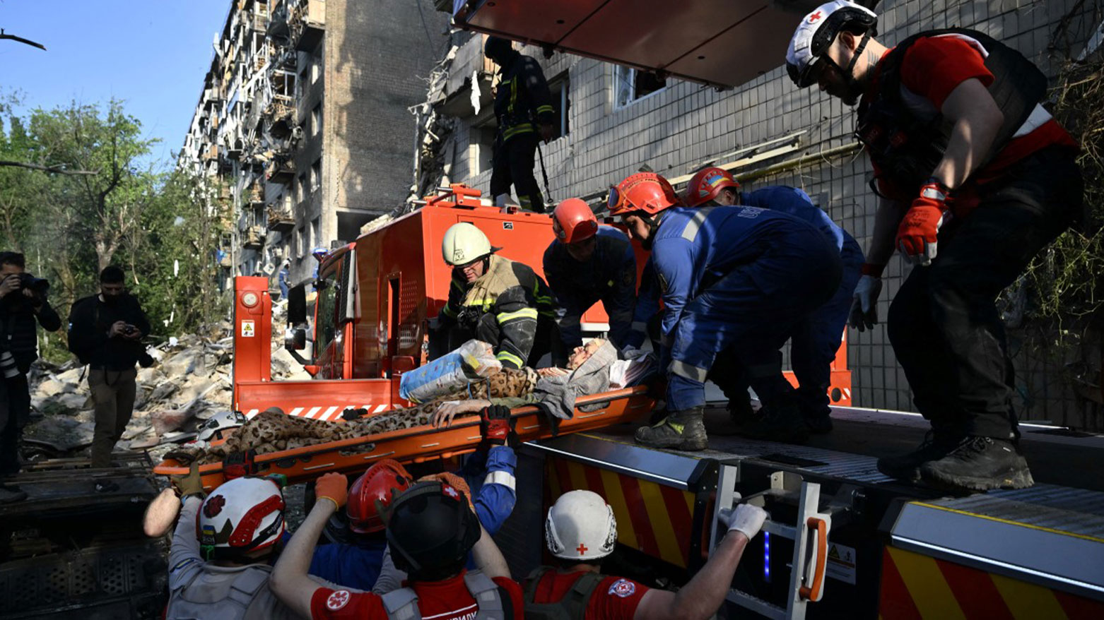 14 قتيلا في كييف في واحدة من "أفظع" الهجمات الروسية وفق زيلينسكي