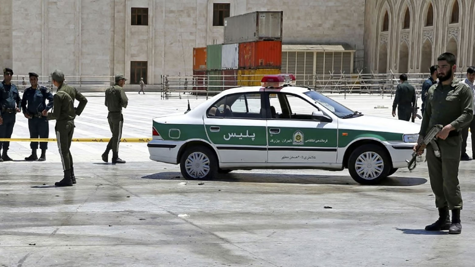 عناصر من الشرطة الإيرانية