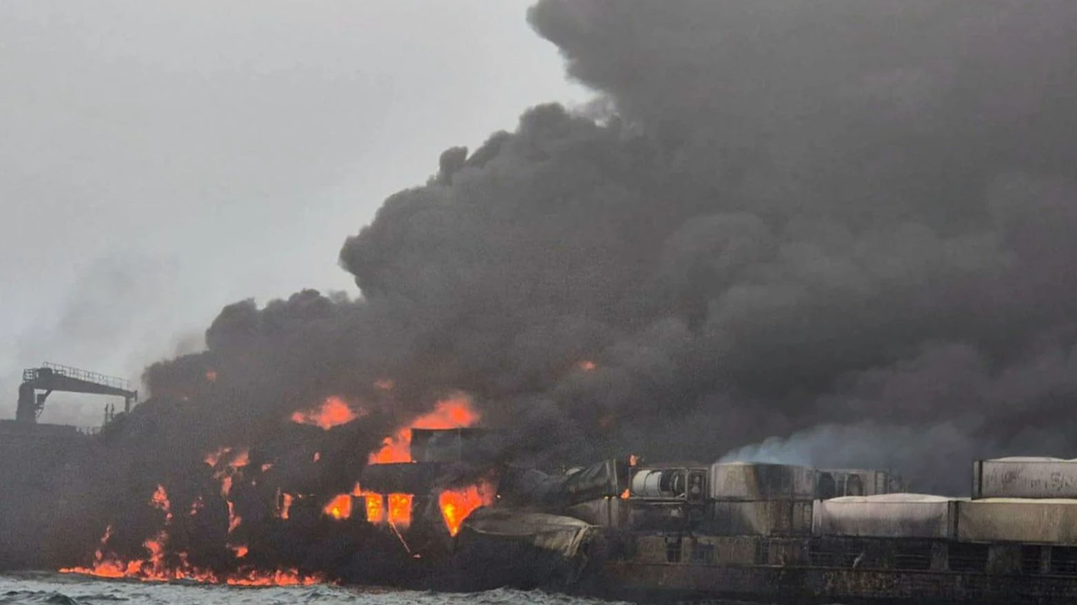 الإمارات تصدر توضيحاً بشأن حادث اصطدام سفينتين في بحر عمان