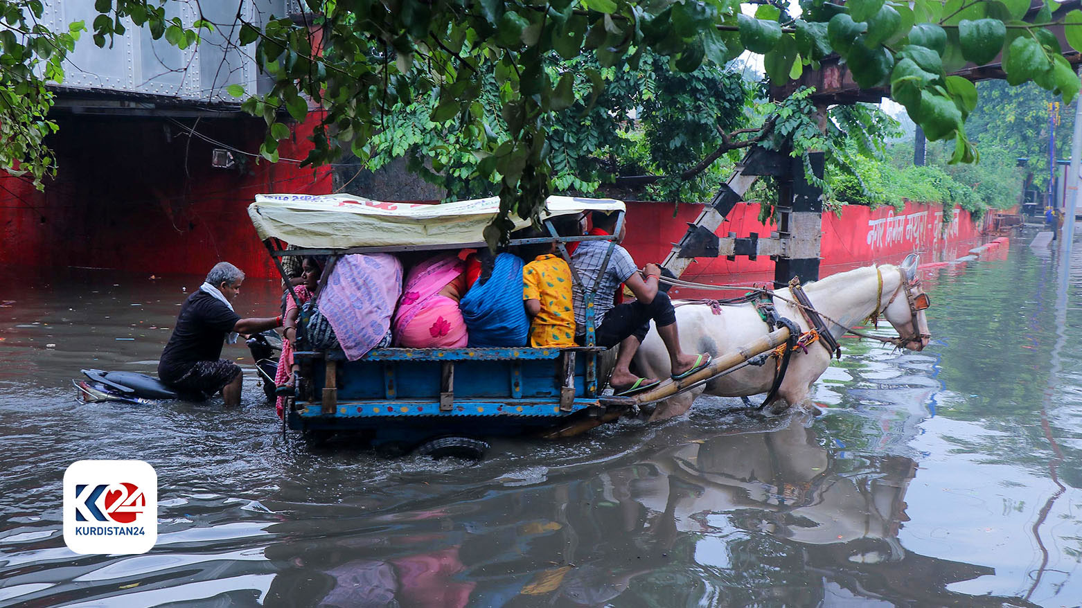 صورة أرشيفية من فيضانات في ولاية غوجارات الهندية (فرانس برس)