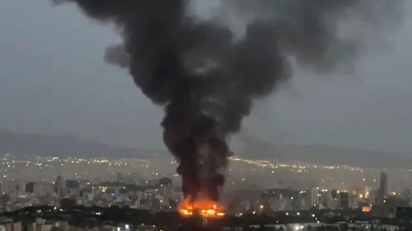 سماع دوي عدّة انفجارات في طهران ورؤية دخان أسود في شرق المدينة