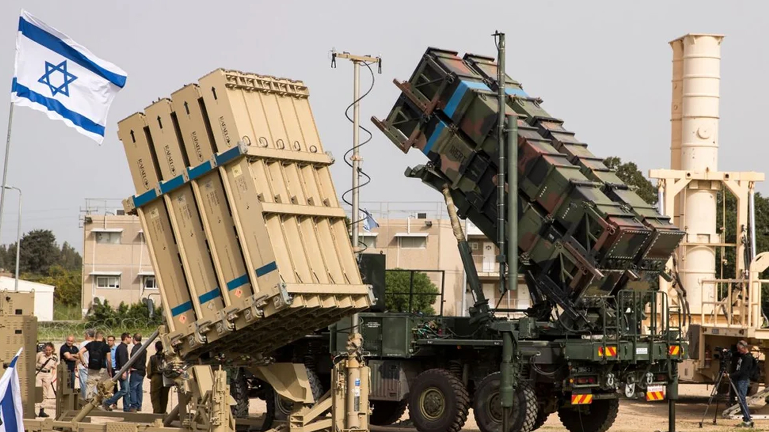 An Israeli Iron Dome' anti-rocket system (L) and an US 'Patriot' missile defence system (R) are exposed during a joint Israeli-US military exercise "Juniper Cobra" at the Hatzor Airforce Base on Mar. 8, 2018. (Photo: AFP)