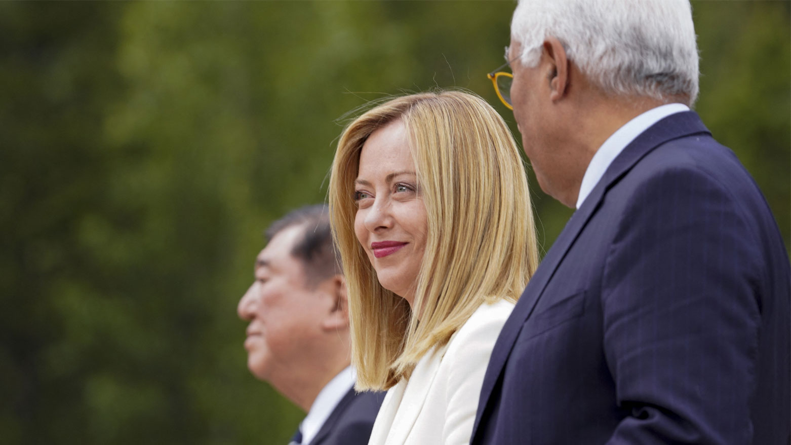 ميلوني تتوسط رئيس الوزراء الياباني ورئيس المجلس الأوروبي خلال قمة مجموعة السبع (فرانس برس)