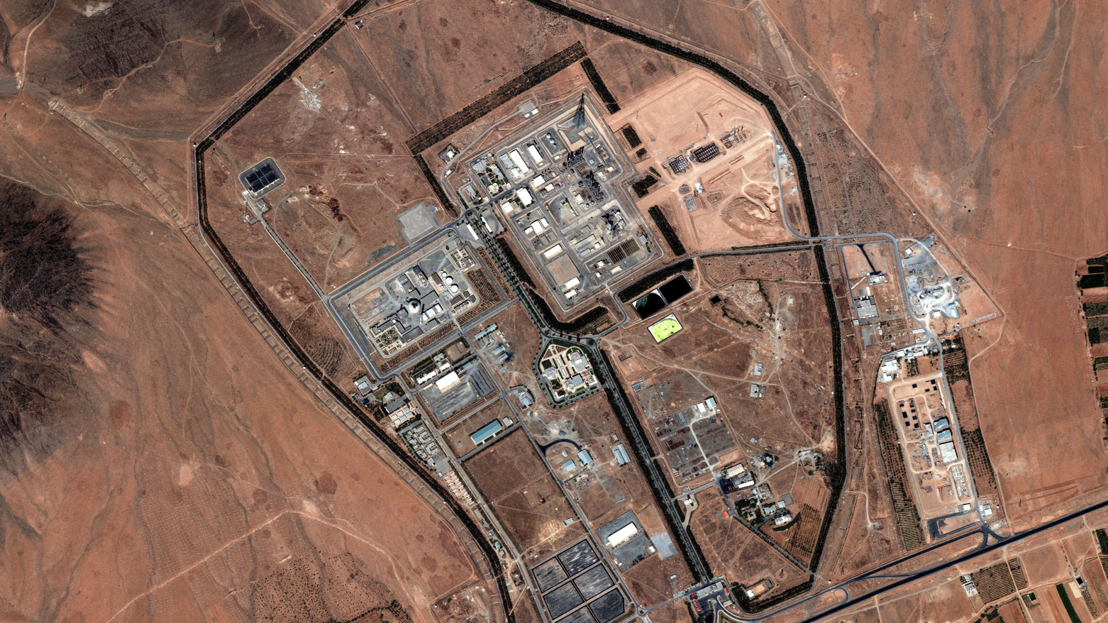 صورة فضائية للمنشأة النووية الإيرانية في أراك بوسط إيران قصفتها إسرائيل (فرانس برس)