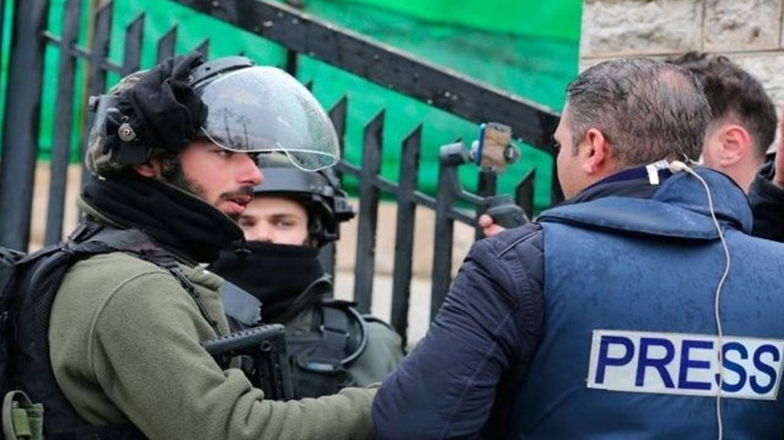 جندي إسرائيلي يمنع صحفي من العمل (تعبيرية- وكالات)