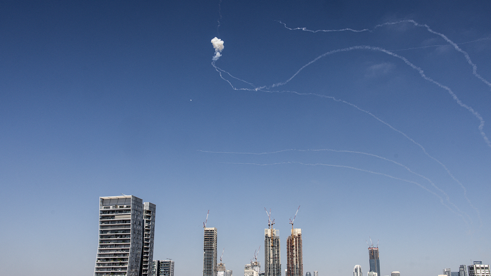إيران تطلق دفعة جديدة من الصواريخ على إسرائيل