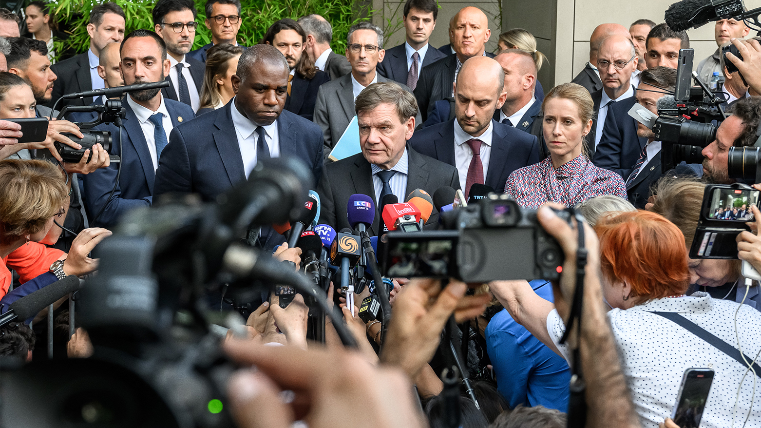 Germany's FM Wadephul (C), flanked by Britain's FM Lammy (L), France's FM Barrot (2nd R) and EU High Rep. Kaja Kallas (R). (Photo: AFP)
