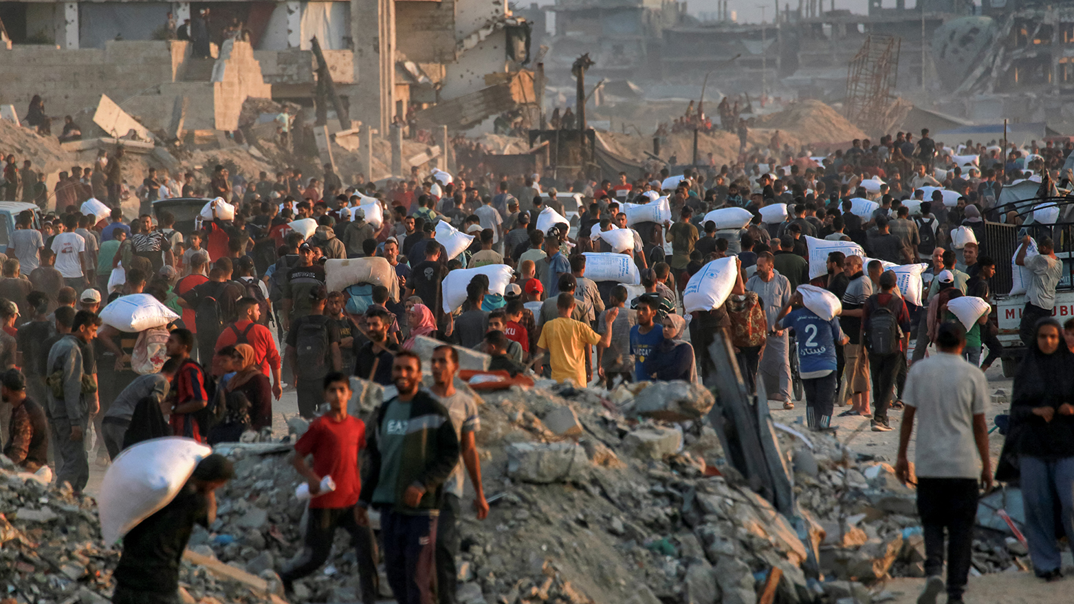 مقتل 12 فلسطينياً بنيران الجيش الإسرائيلي بغزة بحسب الدفاع المدني