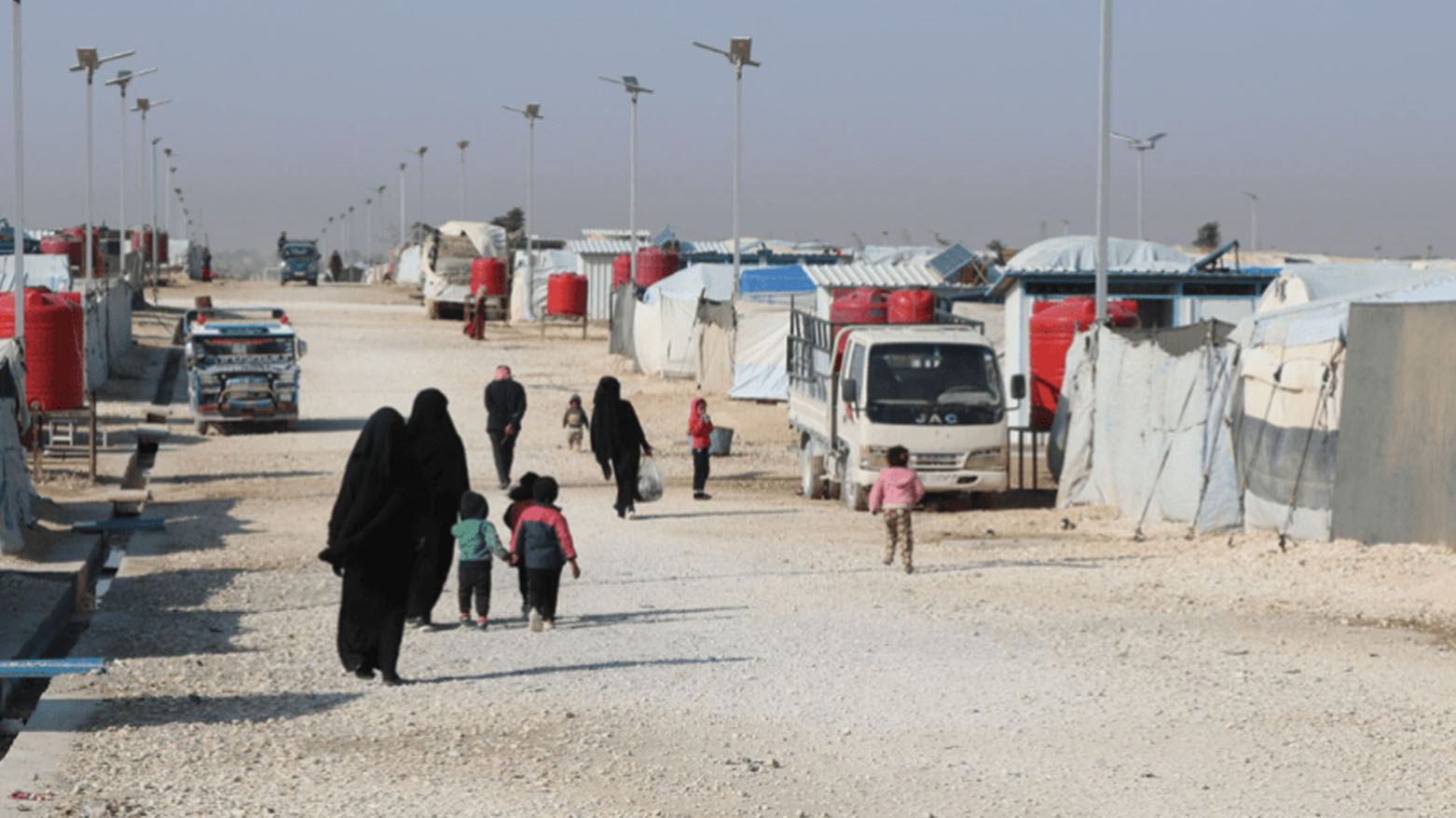 دفعة جديدة من النازحين مؤلفة من 244 شخصاً تغادر مخيم العريشة بريف الحسكة