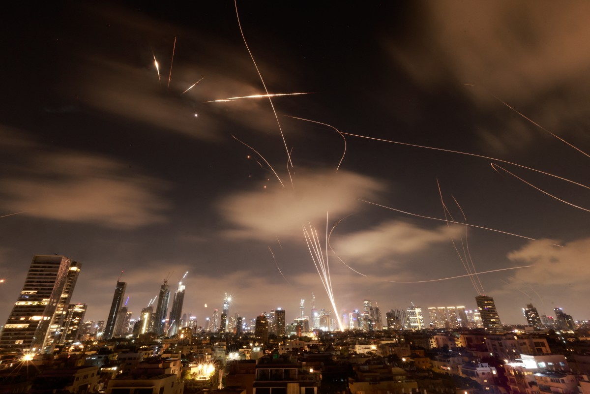 Air defence systems are activated to intercept Iranian missiles over Tel Aviv early on June 18, 2025. (Photo: AFP)