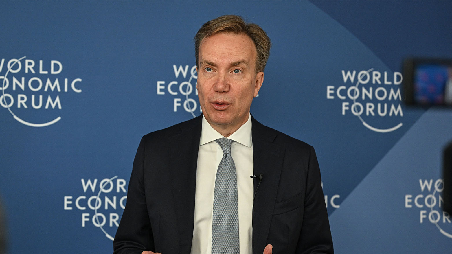 رئيس المنتدى الاقتصادي العالمي: الوضع الجيوسياسي الحالي هو "الأكثر تعقيدا" منذ عقود