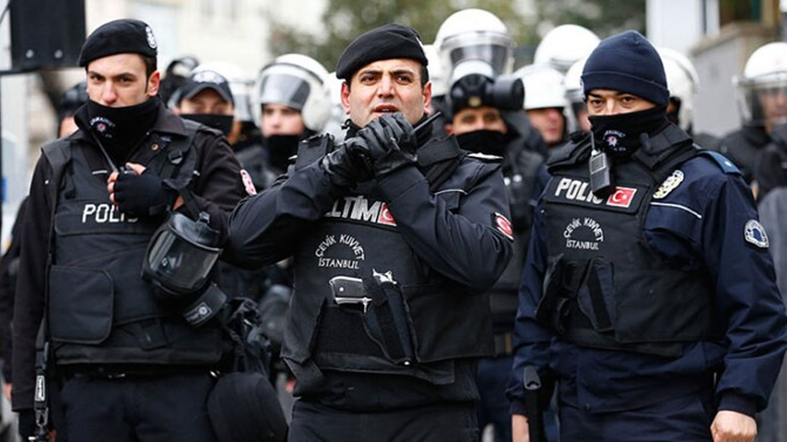 أفراد من الشرطة والأمن التركي (وكالات)
