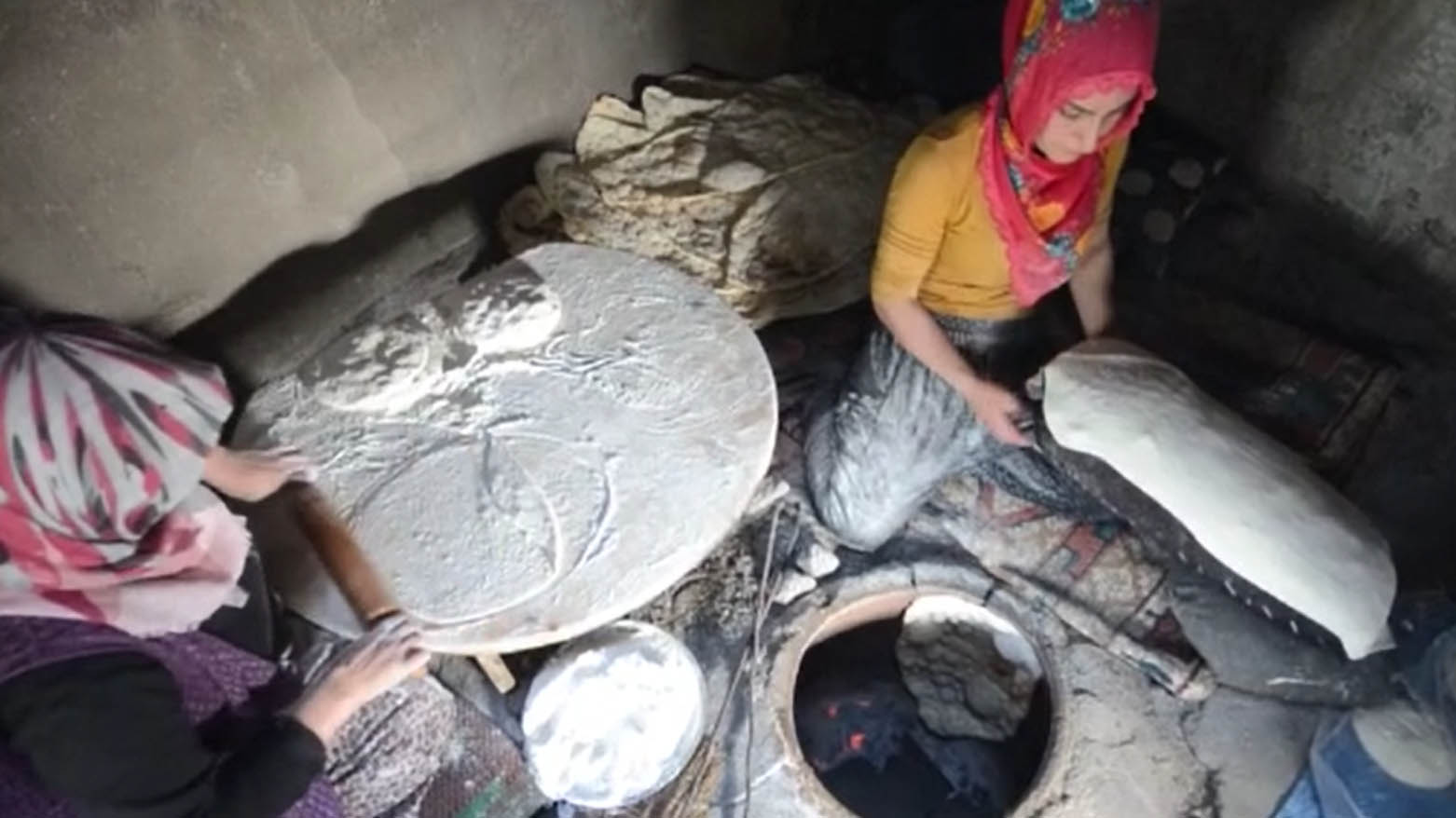 ئافرەتانی پارێزگای قەرس لە گەرمای هاوینیش نانی تەندوور دەکەن